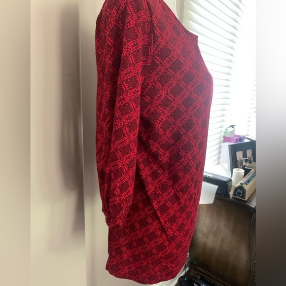 Liz Claiborne Medium Elegant Red Patterned Top P2P 22-24 - Picture 2 of 4